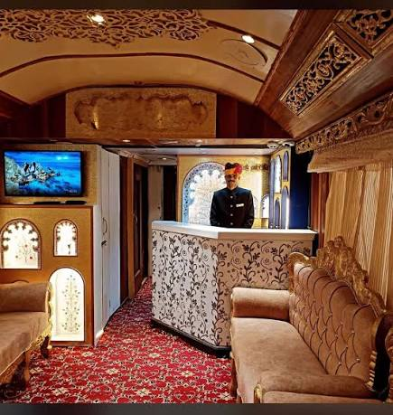 Palace on wheels 1 PNG