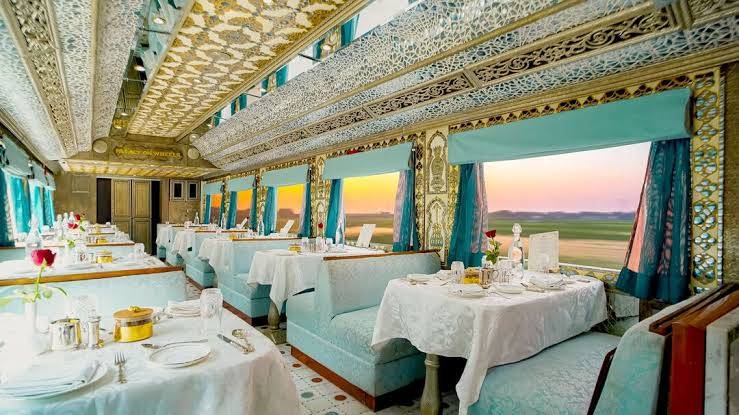 Palace on wheels PNG